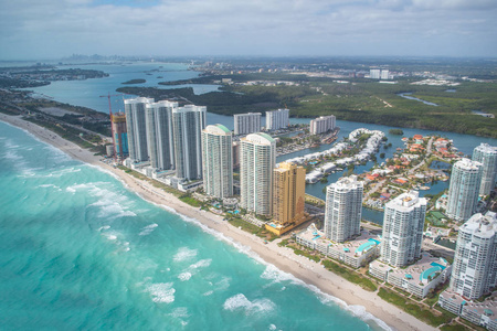 从佛罗里达州的直升机上看到的北迈阿密海滩建筑。海边的摩天大楼, 鸟瞰图