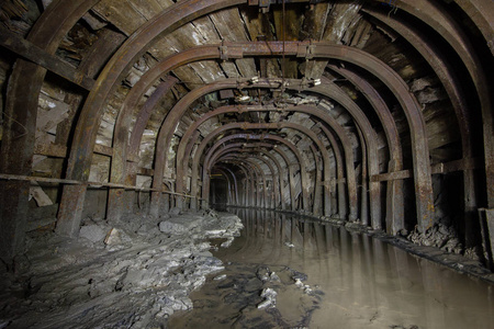 地下废弃矿竖井隧道廊支护施工照片