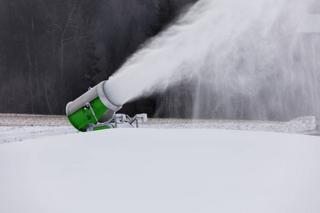 制作的滑雪赛道上的雪