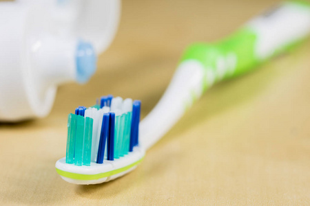 一把新牙刷。牙膏排列在牙齿的刚毛上