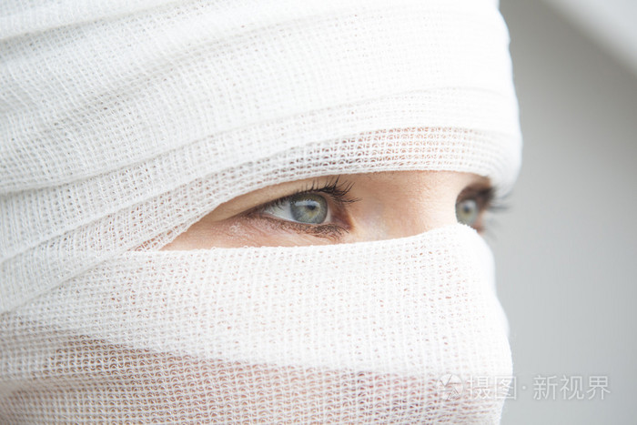 女人裹着绷带的特写