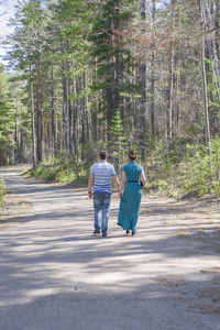 爱在树林里散步的夫妇