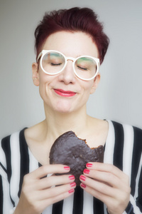 红发女人吃一个大的巧克力饼干