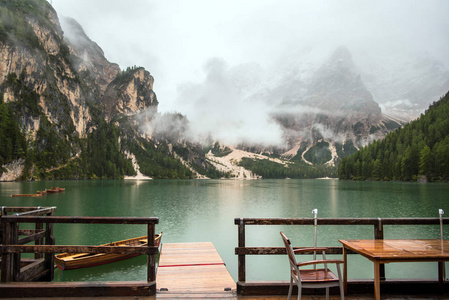 Braies 湖和小船在山在白云岩