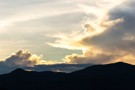 剪影拍摄图像的山和背景中的夕阳的天空