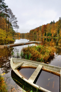 瑞典小湖在秋天垂直视图