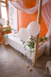 性别显示蛋糕在婴儿送礼会在房间设计摩洛哥风格橙色墙壁和树冠床