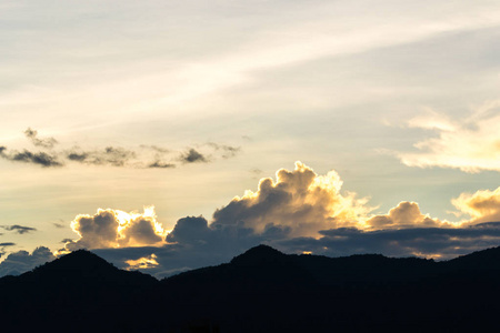 剪影拍摄图像的山和背景中的夕阳的天空