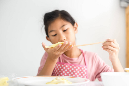 女孩做自制饺子在她的手, 生活方式概念