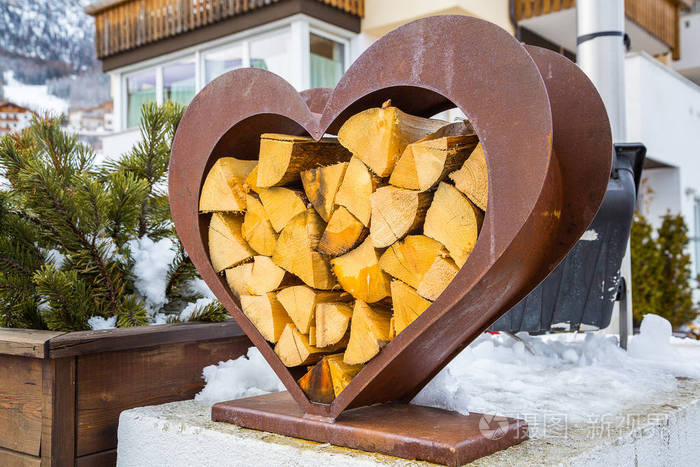 冬心形钢铁雕像, 里面有木柴。令人敬畏的装饰为您的房子