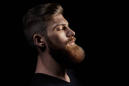 英俊的白种人单胡子英俊的年轻白种人的肖像照片