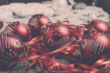 红色圣诞球和木制背景上的丝带。新的一年卡。帧。复制空间。健美的照片