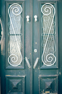 老黑木制门与传统的白色金属格栅装饰