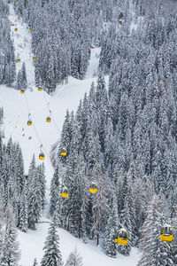 深森林滑雪跑道与滑雪升降机。美丽的山风景与阿尔卑斯