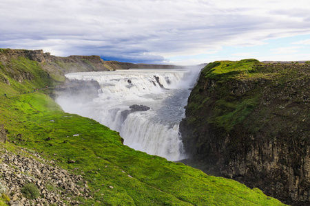 在冰岛的美丽和著名泡汤瀑布