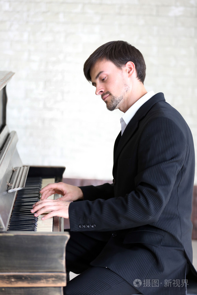 乐师们演奏钢琴