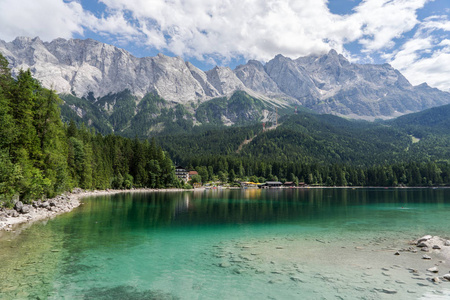 Eibsee 与最高的山祖格峰在德国, 巴法力亚阿尔卑斯, 德国