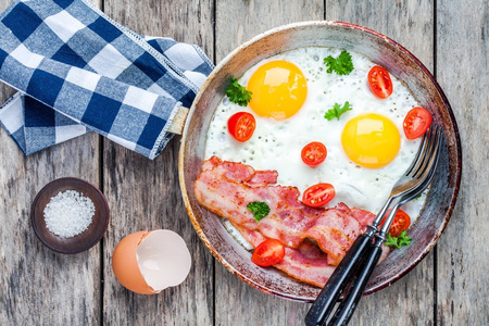 煎的鸡蛋 培根 西红柿和欧芹一起吃早餐