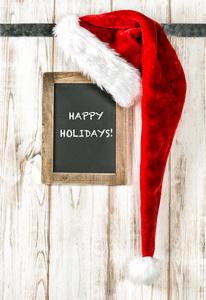 红色圣诞老人帽和黑板。 圣诞装饰，节日快乐