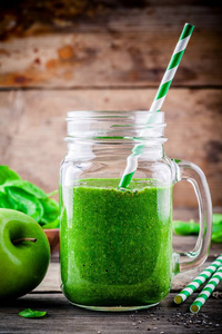 青苹果健康绿色思慕雪 菠菜和嘉种子在梅森罐子里