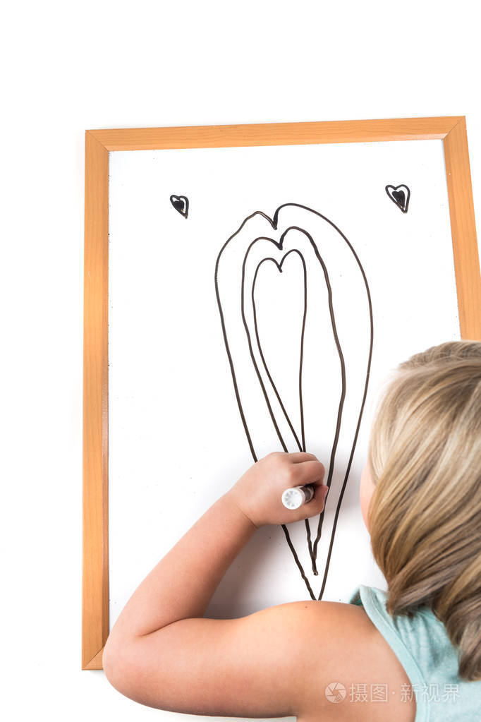 年轻的女孩在画上干擦板