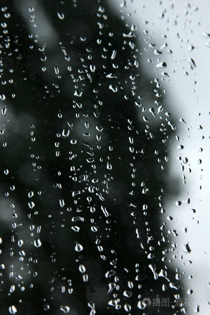 落在玻璃上的雨滴