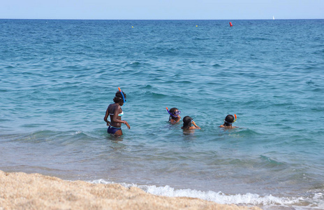 小小的潜水员。巴塞罗那的海滩