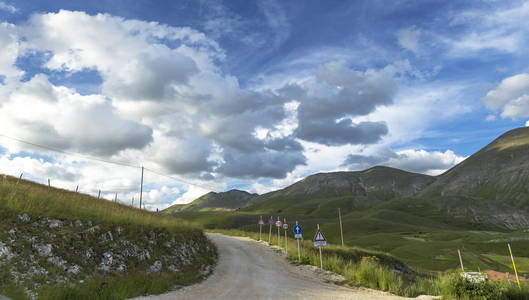 坎波过，意大利阿布鲁佐山路上的道路标志