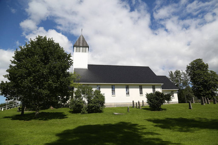 教会在挪威或教会在挪威在晴朗的天气和蓝色滑雪