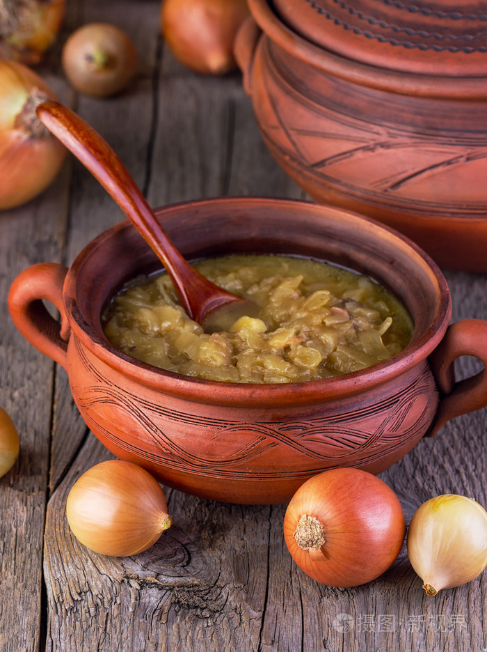 在陶器的洋葱汤