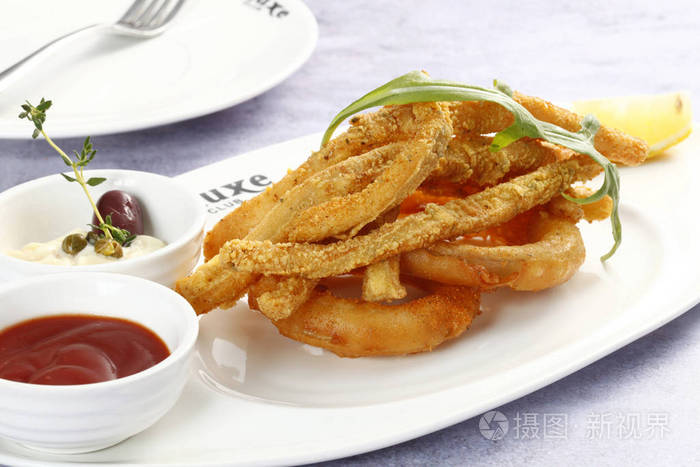 桌上炸鱿鱼板特写