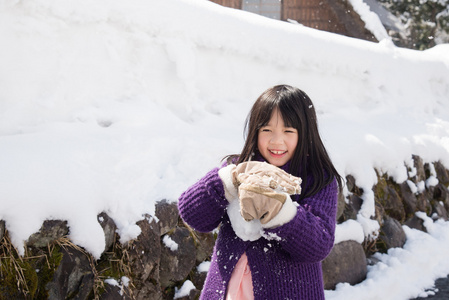 可爱的亚洲女孩在户外微笑在雪中