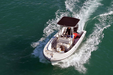 舷外船小的舷外发动机动力钓鱼船照片