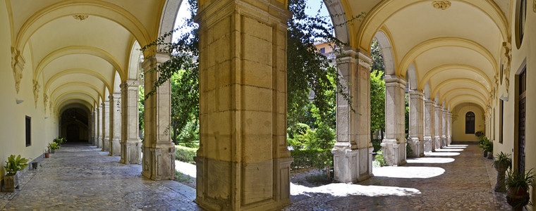 院子里的修道院，西班牙格拉纳达