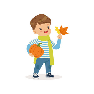 的小男孩在温暖的围巾举行南瓜和五颜六色的枫叶, 可爱的孩子享受秋天