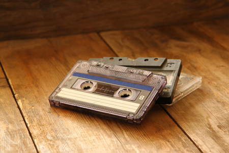 在木桌的盒式磁带照片