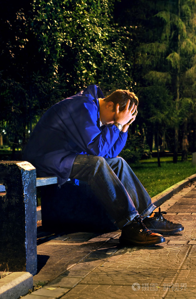 伤感的人在夜晚公园