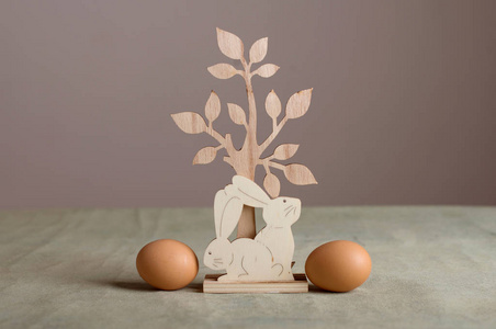 木制复活节兔子和鸡蛋