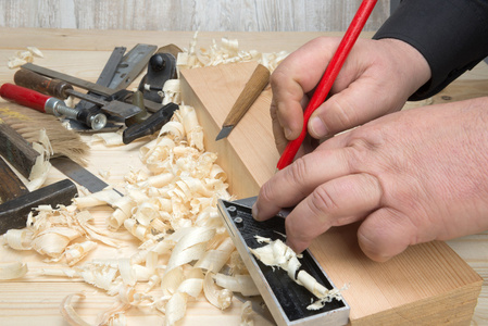 木工工具和刨花在车间照片