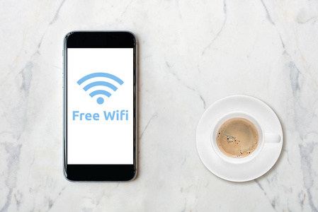 智能手机与 wifi 网络上屏幕和大理石桌上的咖啡杯