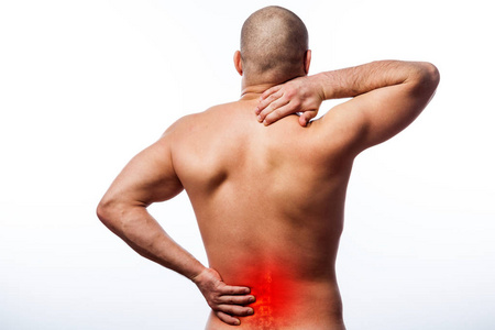 脊椎疼痛。年轻的秃头男子运动体质在白色孤立的背景下, 背部生病。脊柱骨折