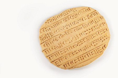 古式阿卡德帝国风格楔形文字在棕粘土中的书写照片