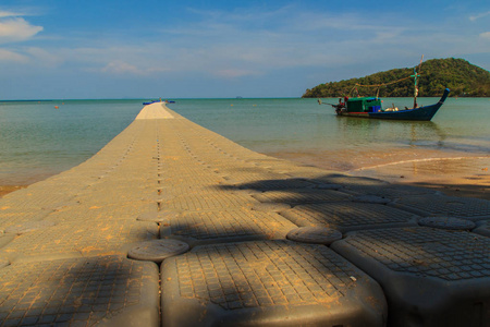 漂浮岛停靠美丽的灰色浮舟由塑料漂浮在海, 塑码头, 一个着陆阶段或小