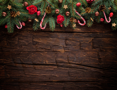 与在木板上的装饰圣诞树冷杉