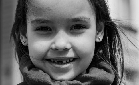 无牙的微笑图片