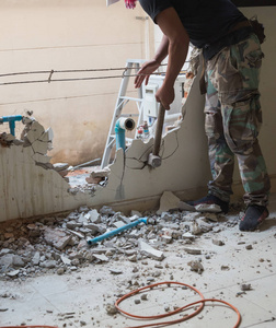 小偷砸墙建筑工人用大锤砸墙照片