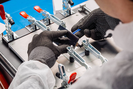 在灾害上用烙铁关闭男性手的镜头照片