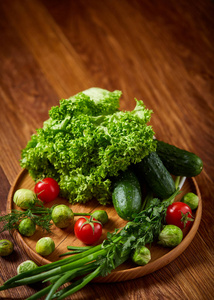 素食静物木板上的新鲜蔬菜在乡村背景, 特写, 平躺