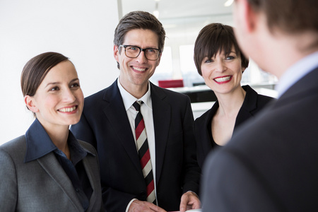 外国人交谈图片