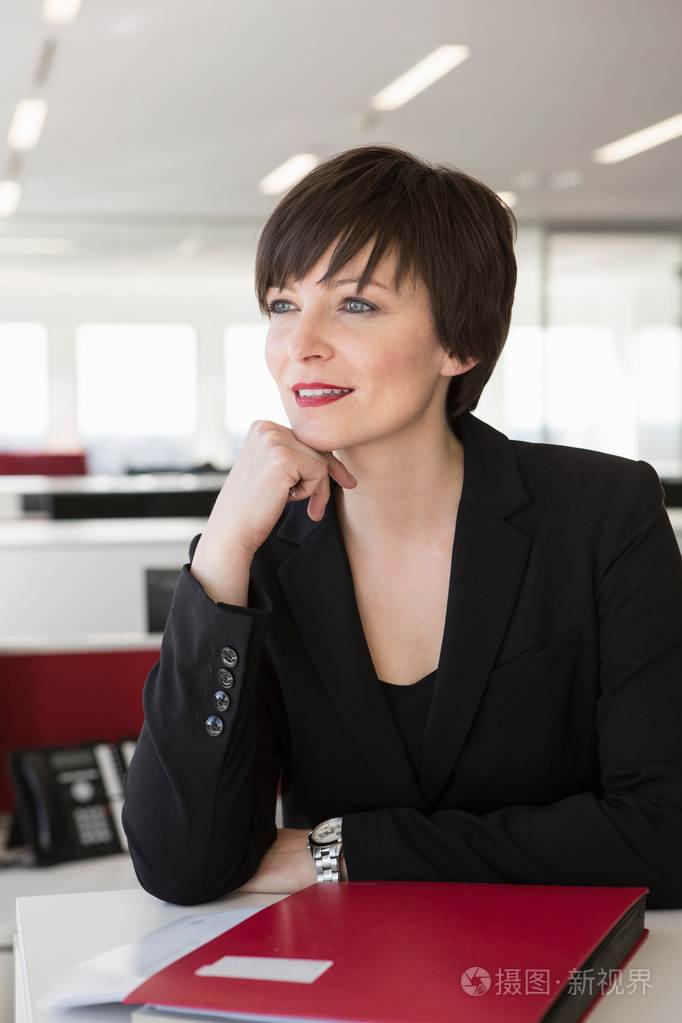 手托下巴的女商人照片-正版商用图片0gpljr-摄图新视界